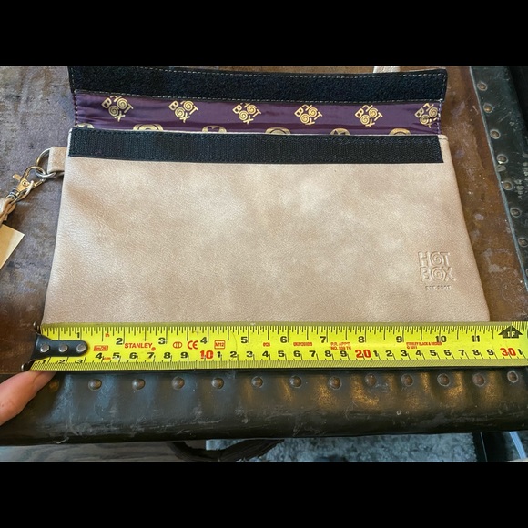 NWT - Beige Vegan Leather Clutch Purse - Make-up bag - Stash bag - smell… - Picture 10 of 12